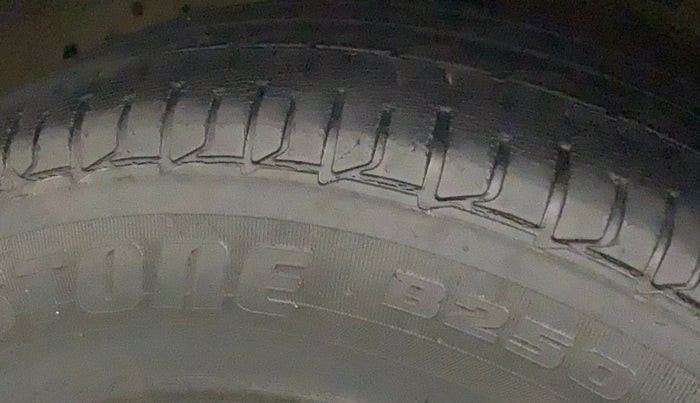 2016 Hyundai Elite i20 MAGNA 1.2, Petrol, Manual, 26,216 km, Left front tyre - Minor crack
