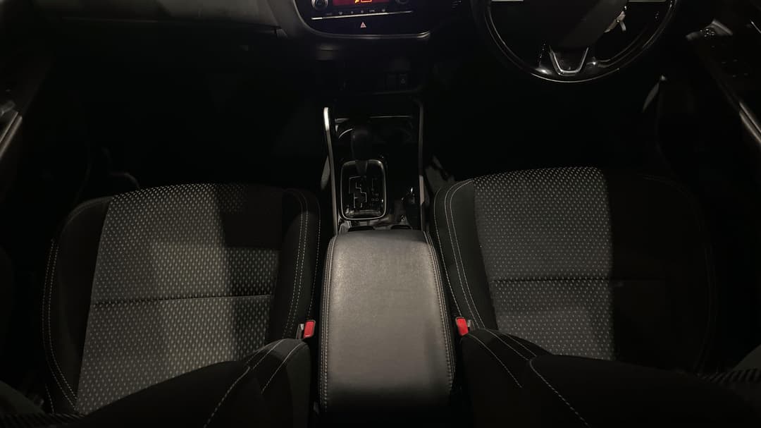 2019 Mitsubishi Outlander Es 7 Seat (2WD), Automatic, 113073 km, Center Console