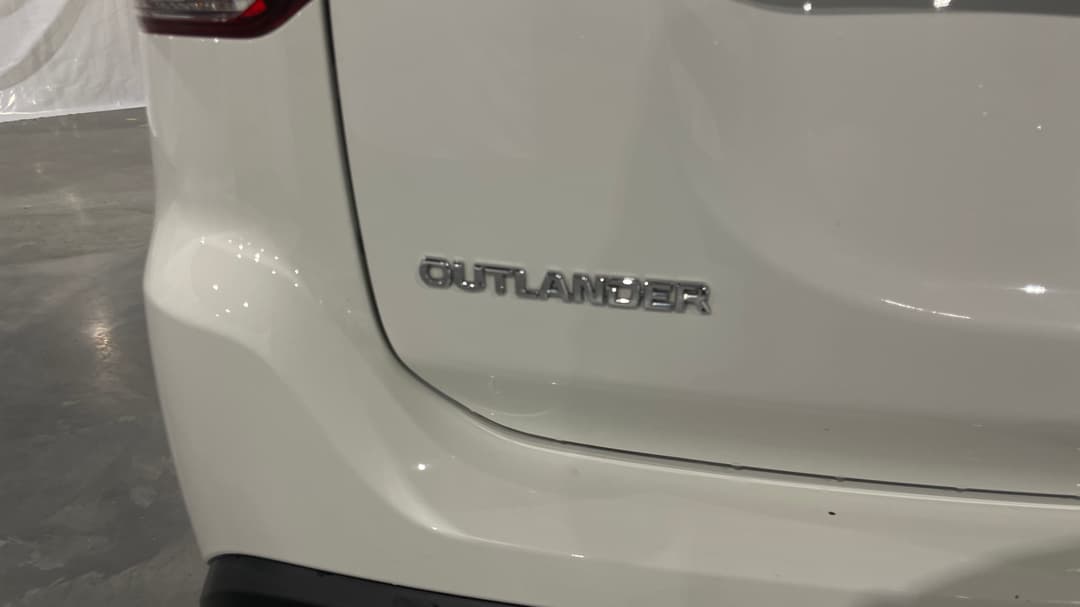 2019 Mitsubishi Outlander Es 7 Seat (2WD), Automatic, 113073 km, Badge (Boot Left Side)
