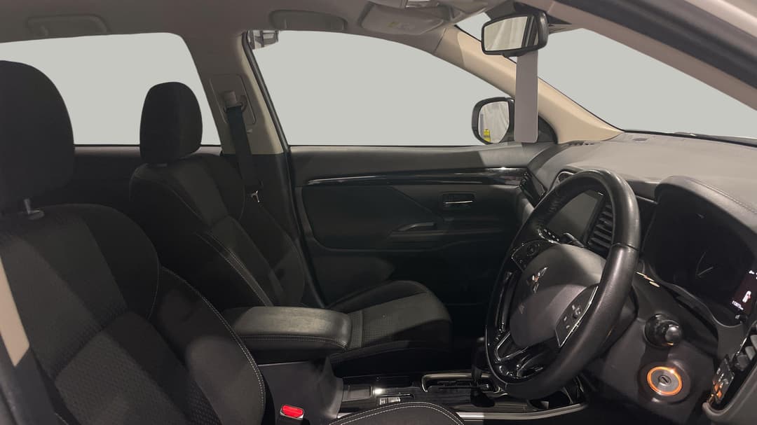 2019 Mitsubishi Outlander Es 7 Seat (2WD), Automatic, 113073 km, Right Side Front Door Cabin View