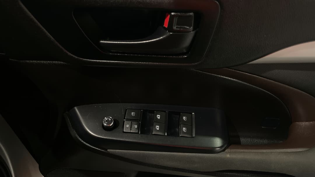 2017 Toyota Kluger Gx (4x2), Automatic, 138520 km, Drivers Side Door Panel Controls