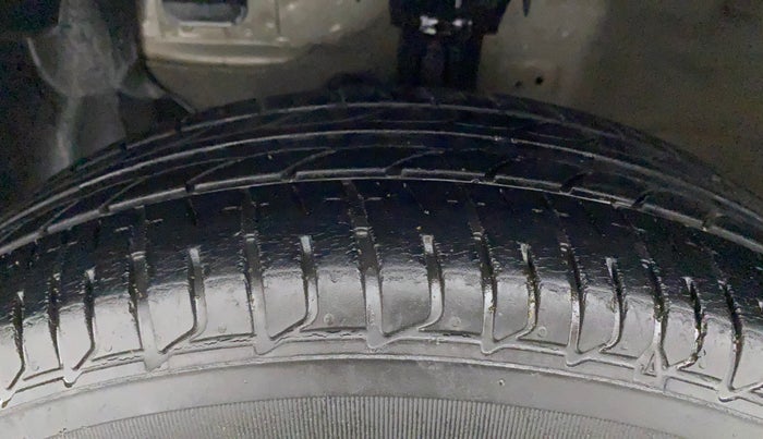2015 Hyundai Elite i20 MAGNA 1.2, Petrol, Manual, 31,833 km, Left Front Tyre Tread