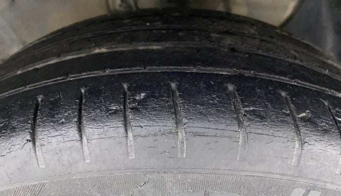 2015 Hyundai Elite i20 ASTA 1.2 (O), Petrol, Manual, 30,940 km, Right Front Tyre Tread