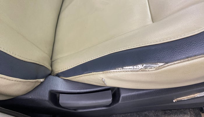 2015 Mahindra Scorpio S2, Diesel, Manual, 52,922 km, Driver seat - Cover slightly torn