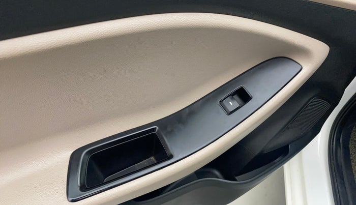 2019 Hyundai Elite i20 ASTA 1.2 (O), Petrol, Manual, 6,402 km, Left front window switch / handle - Switch/handle not functional