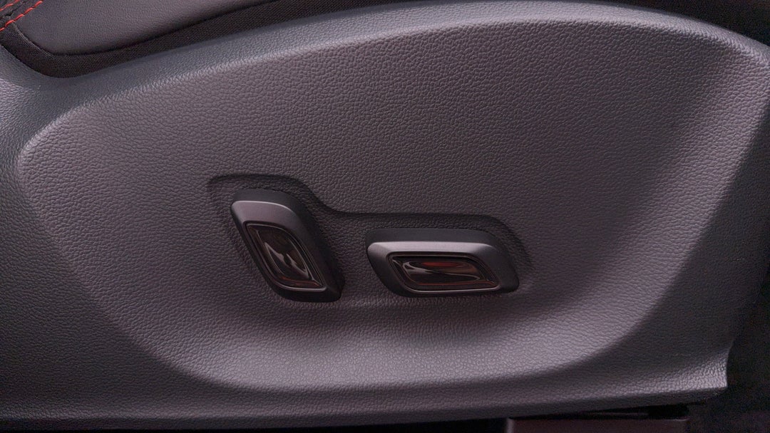 2022 MG Zst Essence, Automatic, 18496 km, Drivers Side Adjustment Panel