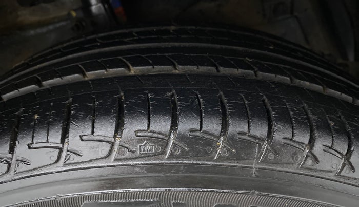 2017 Maruti Ciaz DELTA 1.4 MT PETROL, CNG, Manual, 23,449 km, Right Front Tyre Tread