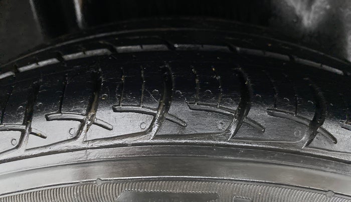 2017 Maruti Ciaz DELTA 1.4 MT PETROL, CNG, Manual, 23,449 km, Right Rear Tyre Tread