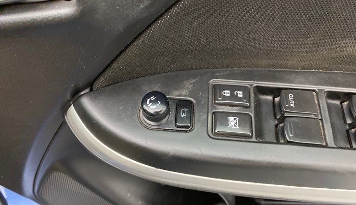 2016 Maruti Baleno ZETA PETROL 1.2, Petrol, Manual, 78,911 km, Right rear-view mirror - ORVM switch has minor damage