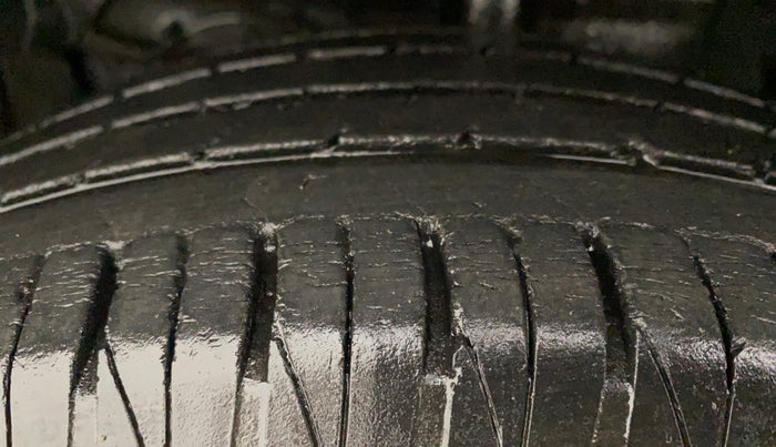 2018 Maruti Vitara Brezza ZDI PLUS DUAL TONE, Diesel, Manual, 38,850 km, Left Front Tyre Tread