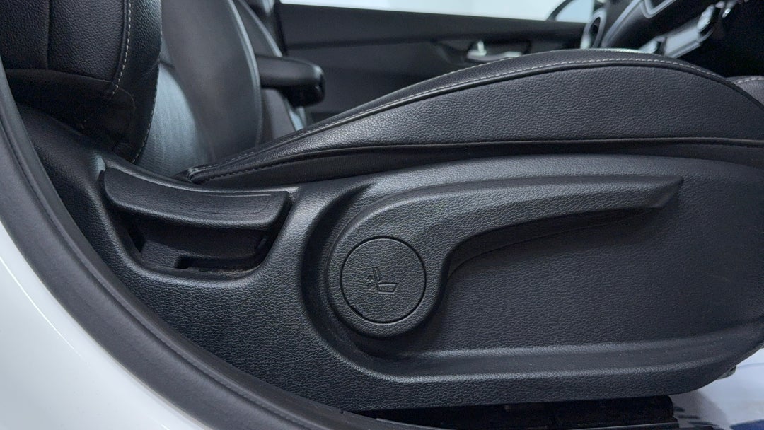 2022 Kia Cerato Sport+, Automatic, 22866 km, Drivers Side Adjustment Panel