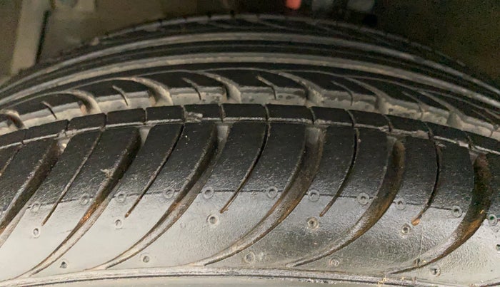 2015 Maruti Ciaz VXI+, Petrol, Manual, 98,152 km, Left Front Tyre Tread