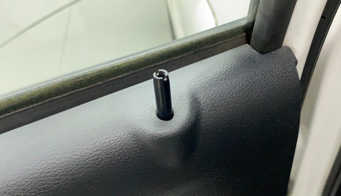 2018 Datsun Redi Go S 1.0, Petrol, Manual, 60,183 km, Lock system - Door lock knob has minor damage