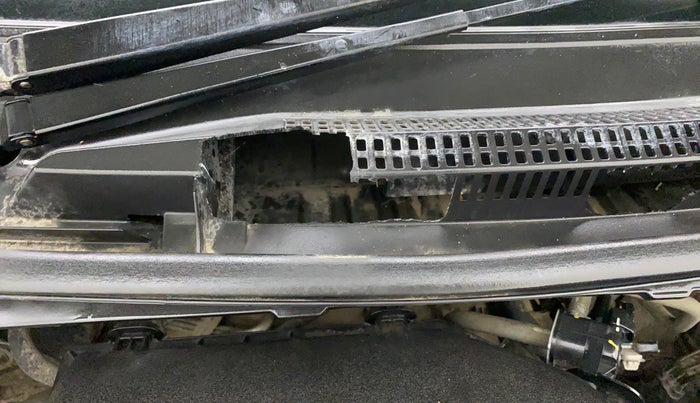 2011 Toyota Etios G SP, Petrol, Manual, 99,943 km, Bonnet (hood) - Cowl vent panel has minor damage