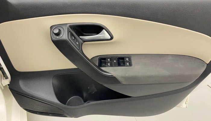 2014 Volkswagen Polo HIGHLINE1.2L, Petrol, Manual, 1,02,172 km, Driver Side Door Panels Control
