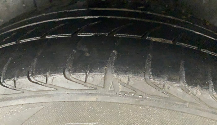 2014 Volkswagen Polo HIGHLINE1.2L, Petrol, Manual, 1,02,172 km, Left Rear Tyre Tread