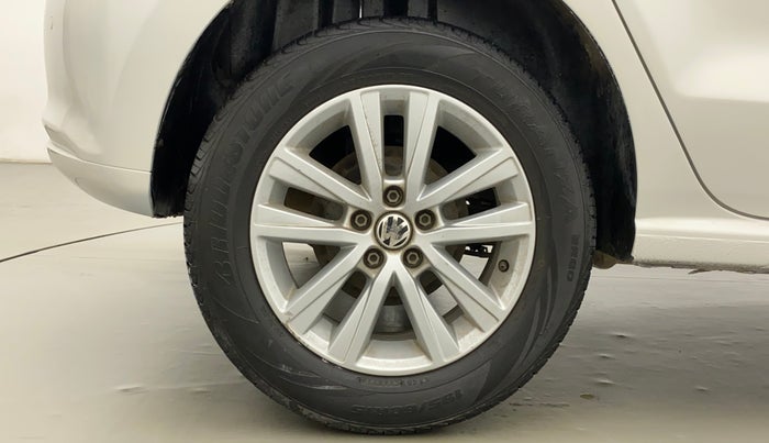 2014 Volkswagen Polo HIGHLINE1.2L, Petrol, Manual, 1,02,172 km, Right Rear Wheel
