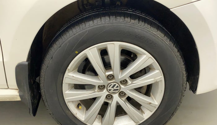 2014 Volkswagen Polo HIGHLINE1.2L, Petrol, Manual, 1,02,172 km, Right fender - Lining loose