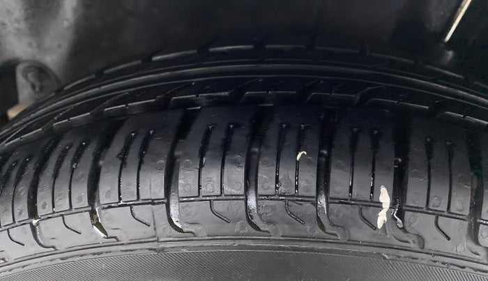 2017 Maruti Swift VXI D, CNG, Manual, 92,243 km, Left Rear Tyre Tread