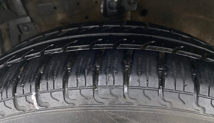 2017 Maruti Swift VXI D, CNG, Manual, 92,243 km, Left Front Tyre Tread