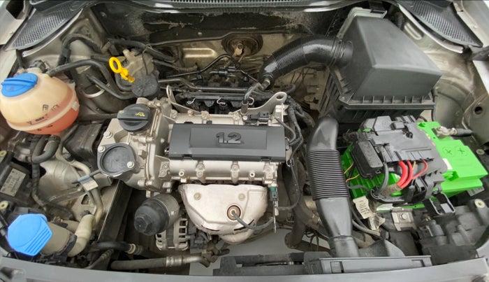 2014 Volkswagen Polo HIGHLINE1.2L, Petrol, Manual, 1,08,304 km, Open Bonet