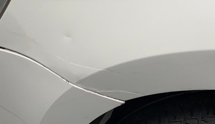 2014 Volkswagen Polo HIGHLINE1.2L, Petrol, Manual, 1,08,304 km, Left fender - Minor scratches