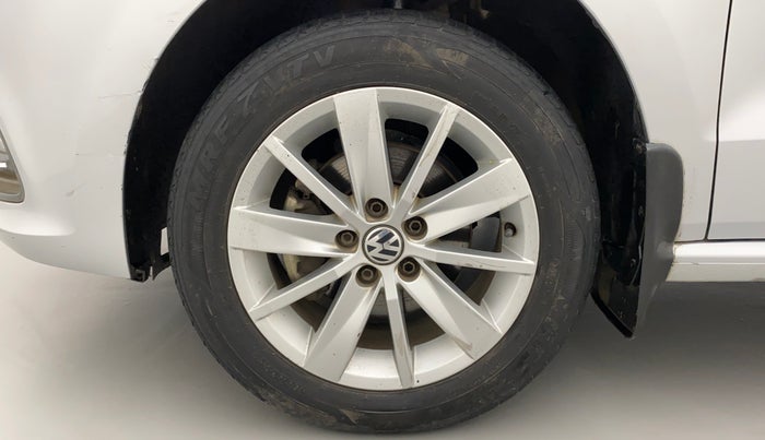2014 Volkswagen Polo HIGHLINE1.2L, Petrol, Manual, 1,08,304 km, Left Front Wheel