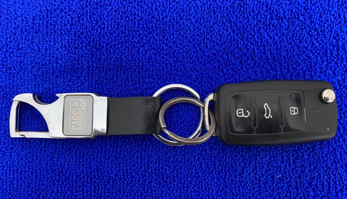 2014 Volkswagen Polo HIGHLINE1.2L, Petrol, Manual, 1,08,304 km, Key Close Up
