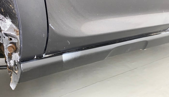 2019 Maruti S PRESSO LXI, CNG, Manual, 89,722 km, Right running board - Paint is slightly faded