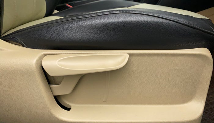 2017 Volkswagen Ameo HIGHLINE 1.2, Petrol, Manual, 30,407 km, Driver Side Adjustment Panel