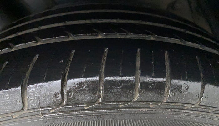 2017 Volkswagen Ameo HIGHLINE 1.2, Petrol, Manual, 30,407 km, Left Front Tyre Tread