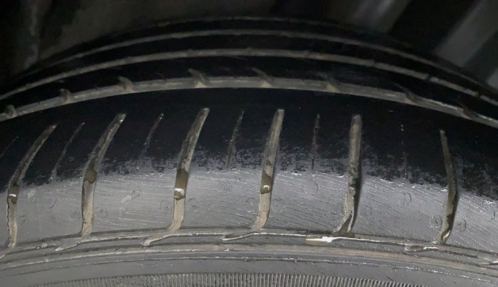 2017 Volkswagen Ameo HIGHLINE 1.2, Petrol, Manual, 30,407 km, Right Rear Tyre Tread