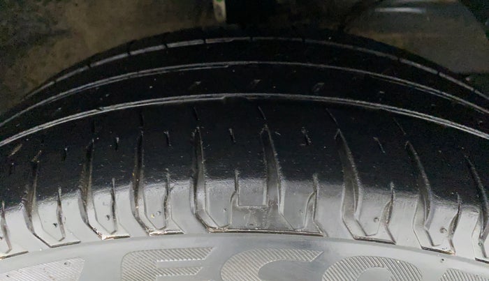 2019 Maruti XL6 ALPHA SHVS  MT, Petrol, Manual, 23,118 km, Right Front Tyre Tread