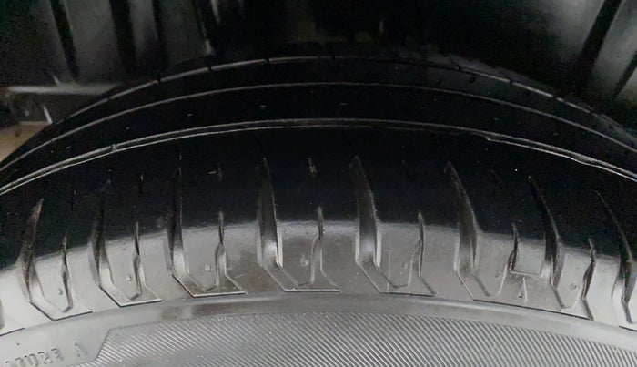 2019 Maruti XL6 ALPHA SHVS  MT, Petrol, Manual, 23,118 km, Right Rear Tyre Tread