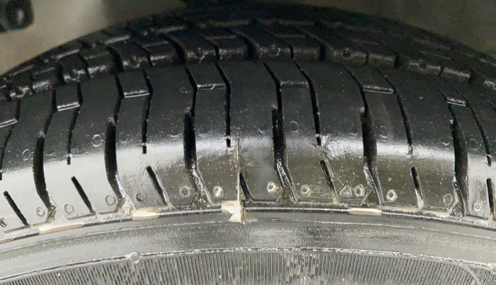 2014 Hyundai Eon MAGNA +, Petrol, Manual, 65,984 km, Left Front Tyre Tread
