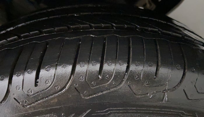 2016 Mahindra Kuv100 K8 6 STR, Petrol, Manual, 45,065 km, Left Rear Tyre Tread