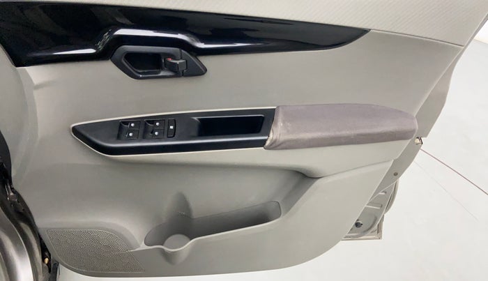2016 Mahindra Kuv100 K8 6 STR, Petrol, Manual, 45,065 km, Driver Side Door Panels Control