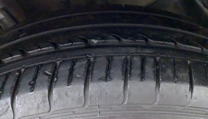 2016 Maruti Ciaz VXI OPT, Petrol, Manual, 32,941 km, Left Front Tyre Tread