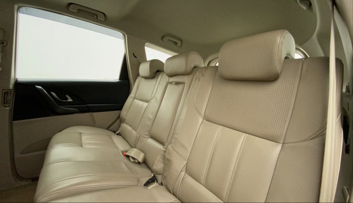 2016 Mahindra XUV500 W10, Diesel, Manual, 62,946 km, Right Side Rear Door Cabin