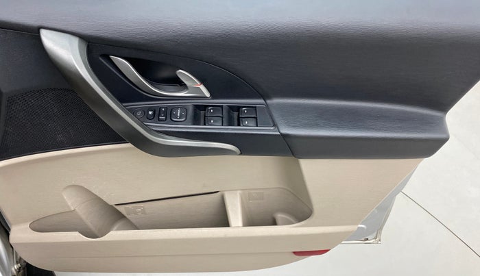 2016 Mahindra XUV500 W10, Diesel, Manual, 62,946 km, Driver Side Door Panels Control