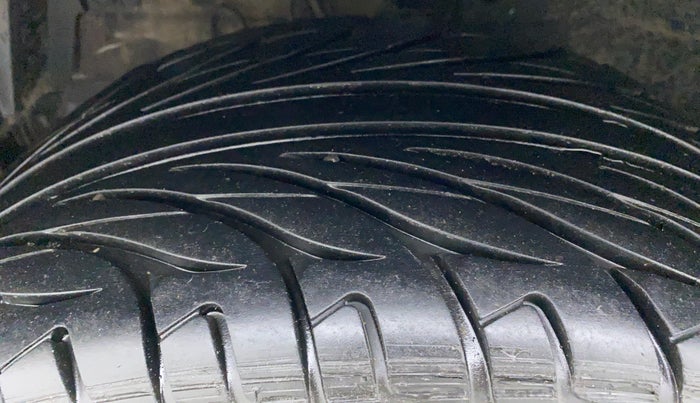 2015 Maruti Swift VDI, Diesel, Manual, 31,994 km, Left Front Tyre Tread
