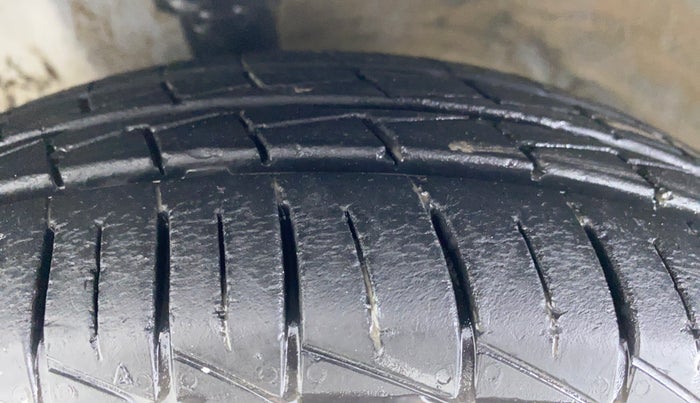 2015 Hyundai Eon ERA PLUS, Petrol, Manual, 25,106 km, Left Front Tyre Tread