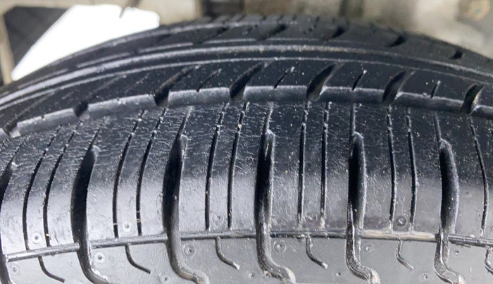 2015 Hyundai Eon ERA PLUS, Petrol, Manual, 25,106 km, Right Rear Tyre Tread