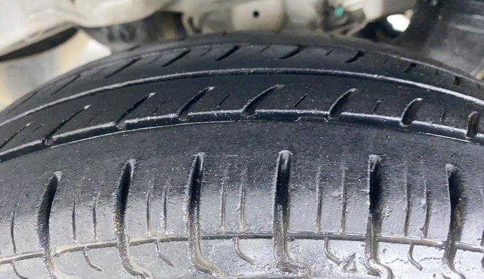 2015 Hyundai Eon ERA PLUS, Petrol, Manual, 25,106 km, Left Rear Tyre Tread