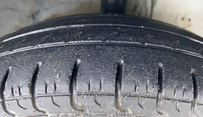 2015 Hyundai Eon ERA PLUS, Petrol, Manual, 25,106 km, Right Front Tyre Tread