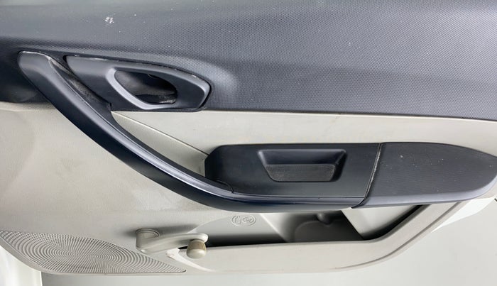 2017 Tata Tiago XE 1.2 REVOTRON, Petrol, Manual, 38,023 km, Driver Side Door Panels Control
