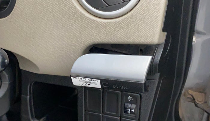 2013 Maruti Wagon R 1.0 LXI, Petrol, Manual, 46,225 km, Dashboard - Cup holder not working