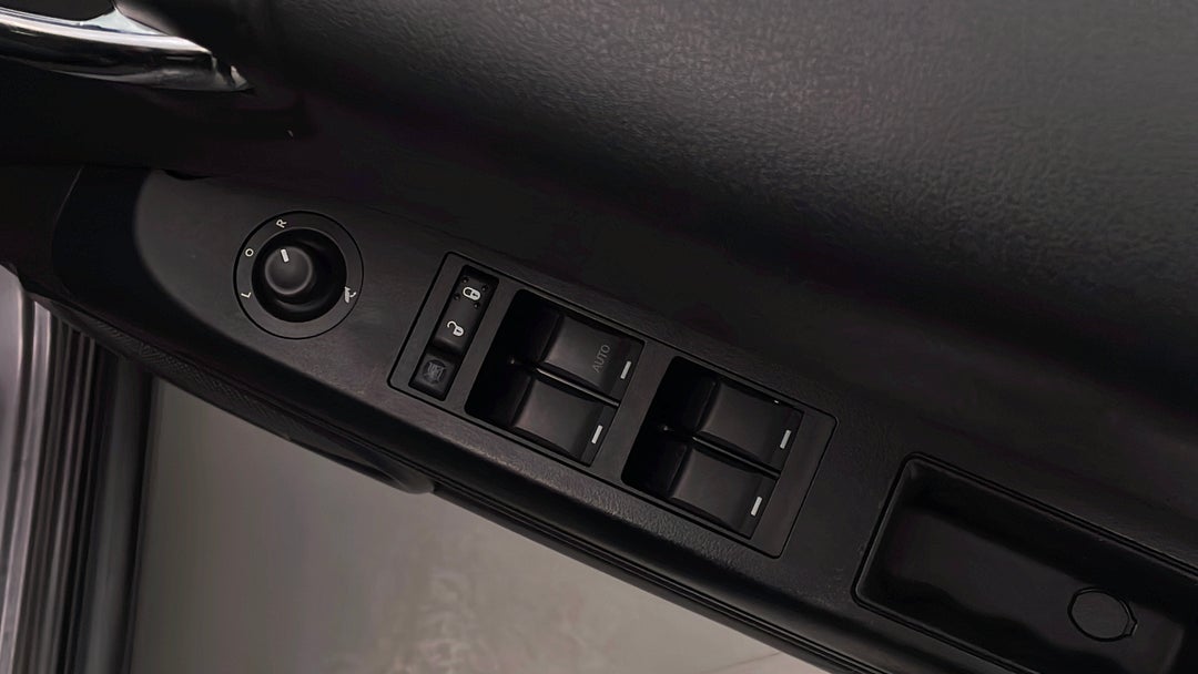 2014 Jeep Compass Sport (4x2), Manual, 119702 km, Drivers Side Door Panel Controls