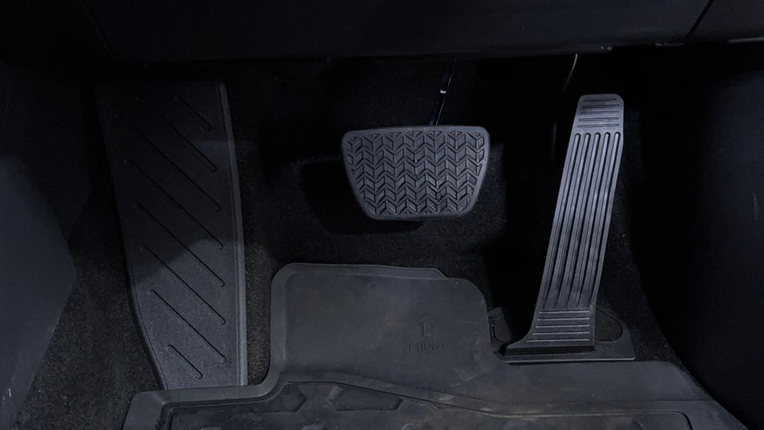 2024 Toyota RAV4 Cruiser (AWD) Hybrid, Automatic, 8302 km, Pedals and Footmat