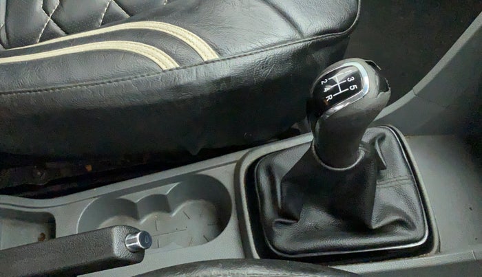 2018 Tata Tigor Buzz DIESEL, Diesel, Manual, 70,901 km, Gear lever - Knob cover torn